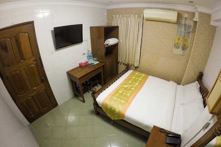 Room 9 of 34
