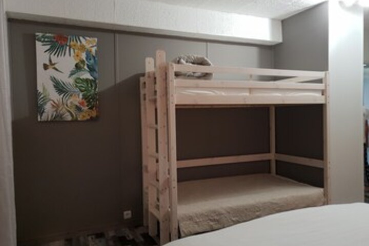 Room 5 of 16