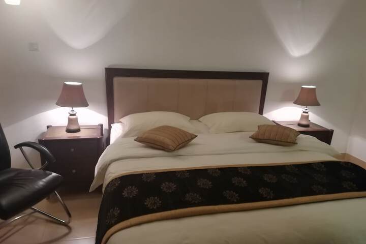 Room 4 of 5