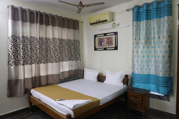 Room 13 of 22