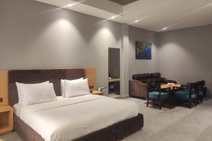Room 9 of 66
