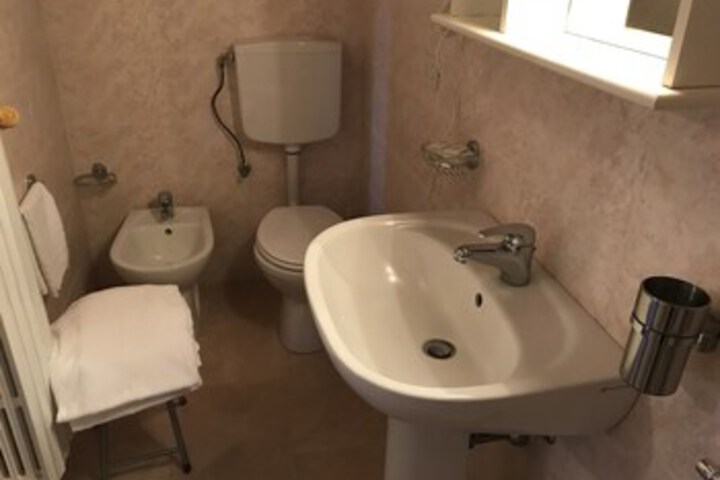 Room 4 of 28