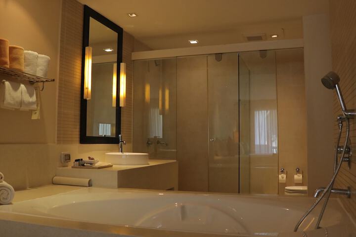 Room 28 of 118