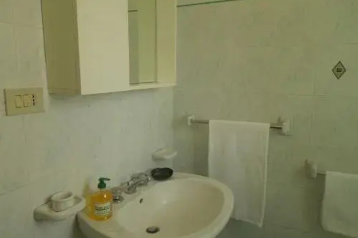 Room 6 of 7