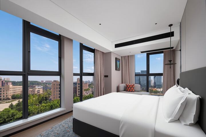 Room 10 of 77