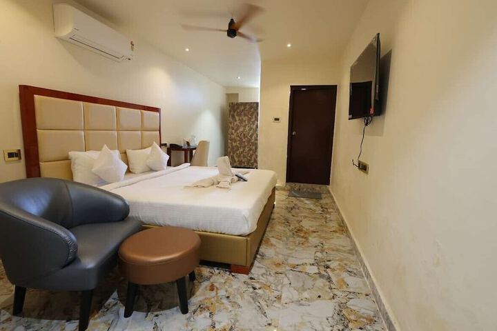 Room 7 of 13
