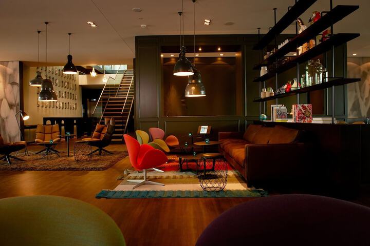 Lounge 16 of 27