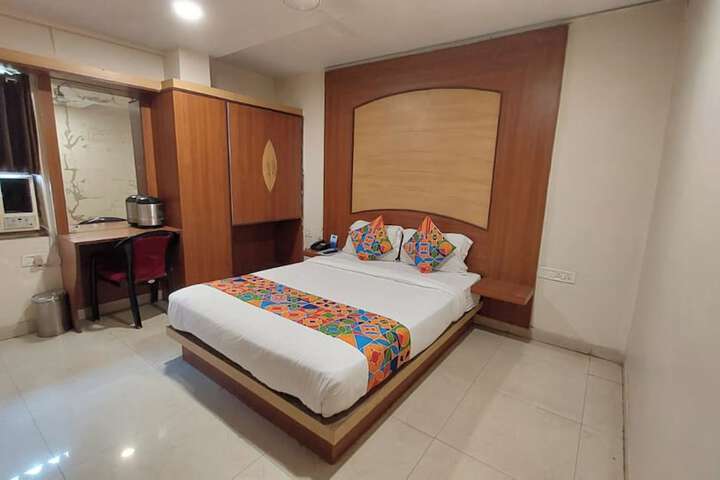 Room 13 of 28