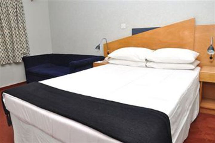 Room 6 of 14