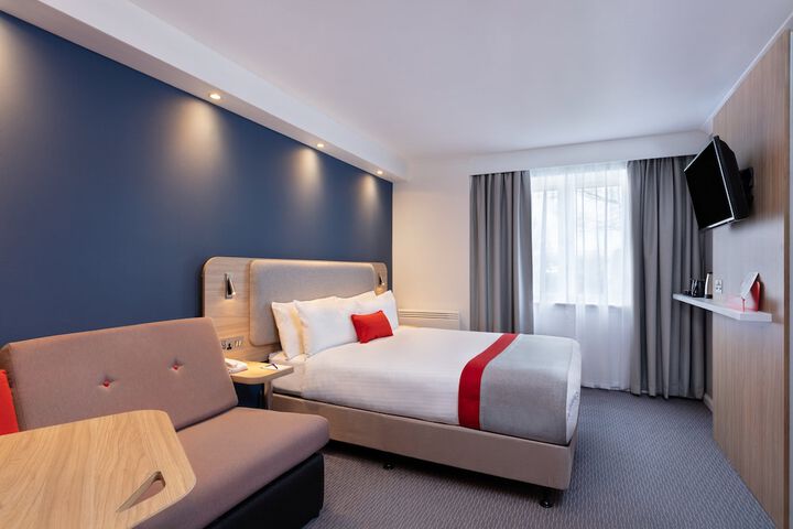 Room 4 of 28