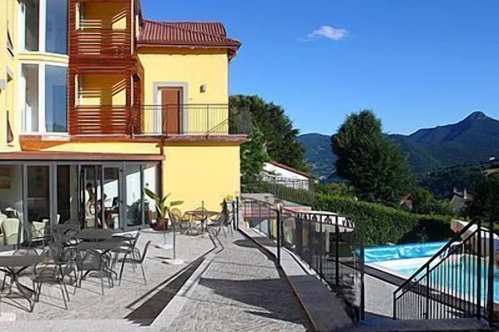 Hotel Pool