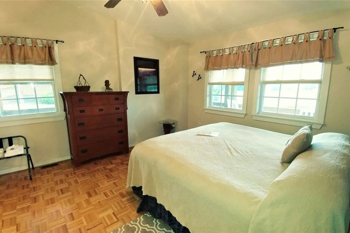 Room 6 of 18