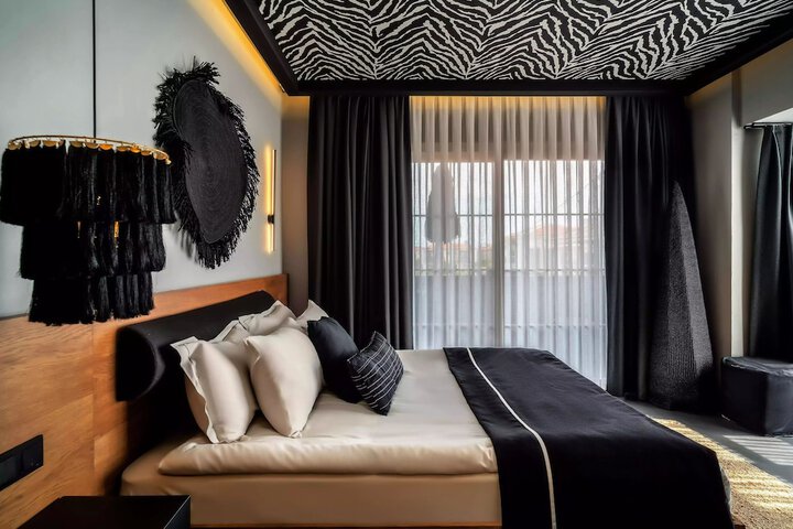 Room 6 of 104