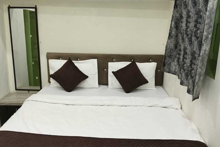 Room 6 of 12
