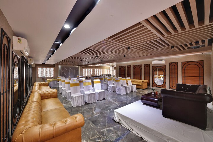 Ballroom/Hall 27 of 31