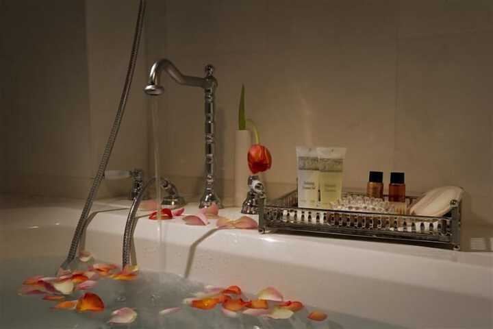 Deep soaking bathtub