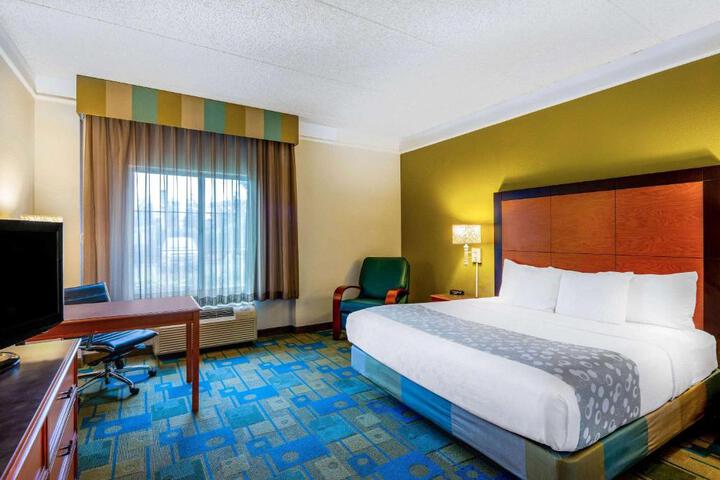 1 King Bed Deluxe Room (10 of 18)