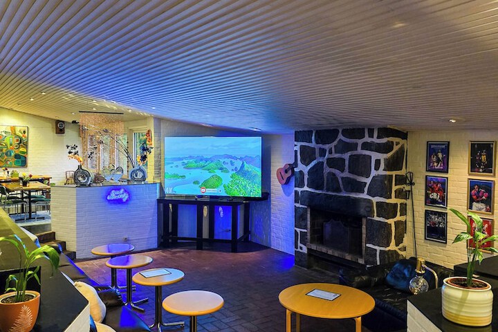 Lounge 65 of 77