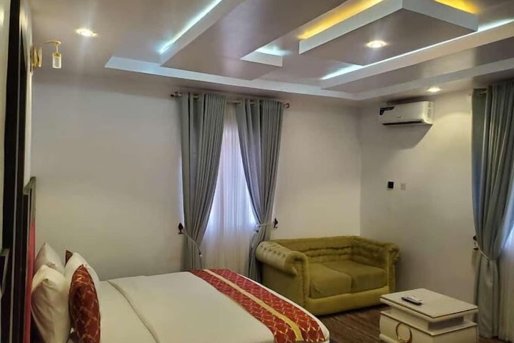 Room 8 of 107