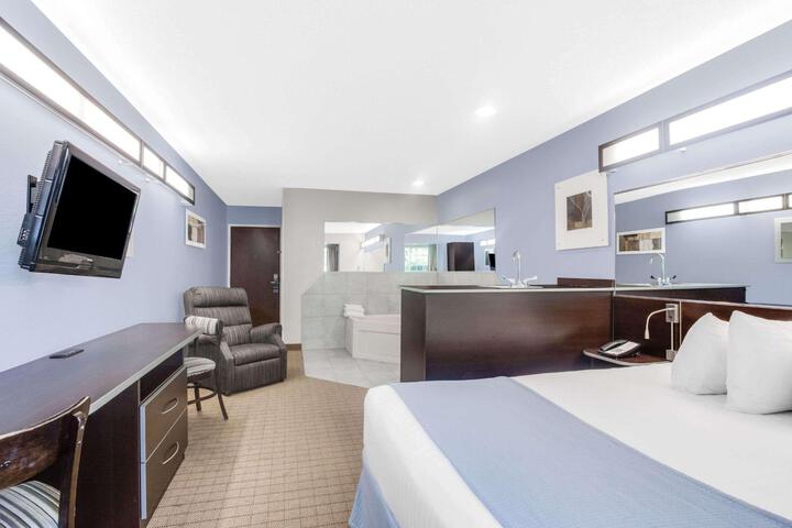 1 Queen Bed (8 of 10)