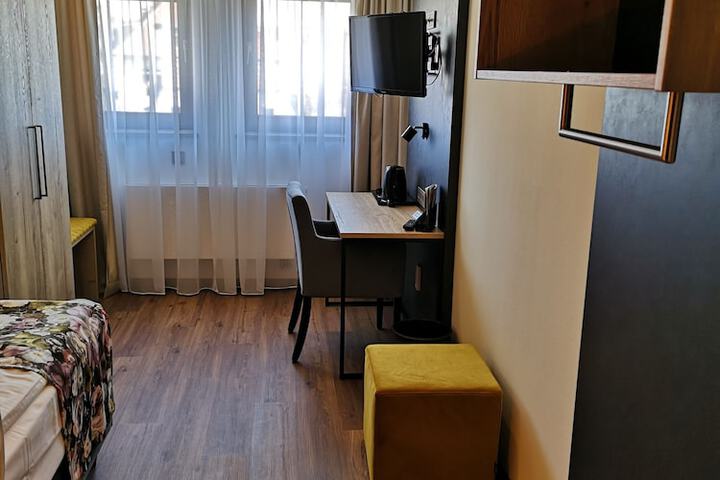 Room 15 of 114