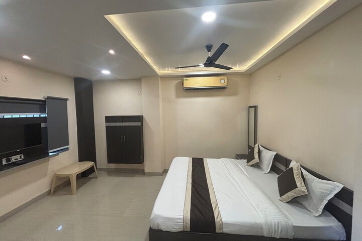 Room 9 of 26