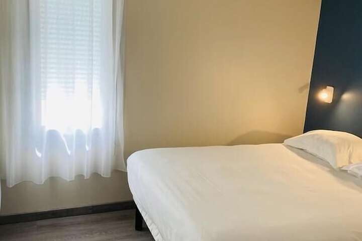 Room 4 of 33