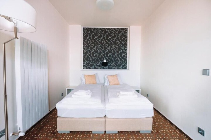 Room 8 of 85