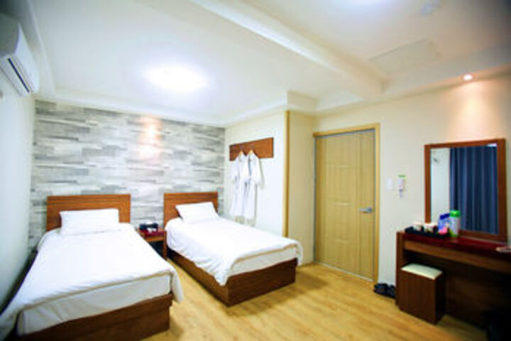 Room 9 of 18