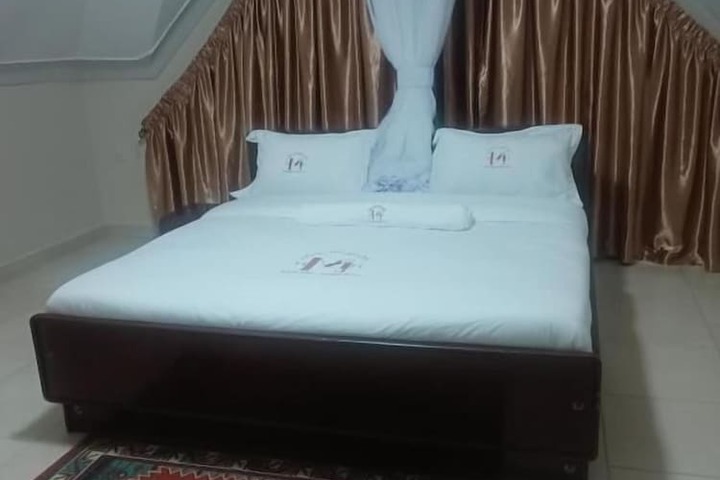 Room 4 of 13