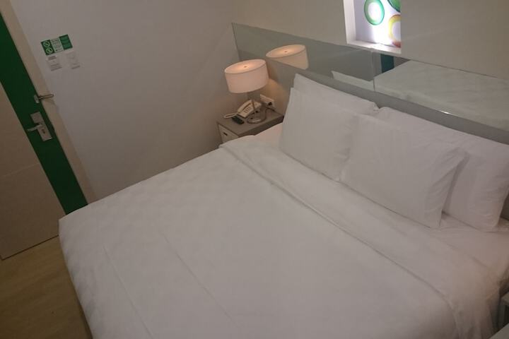 Room 11 of 33