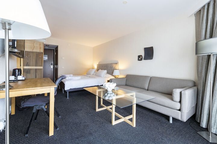 Room 16 of 80