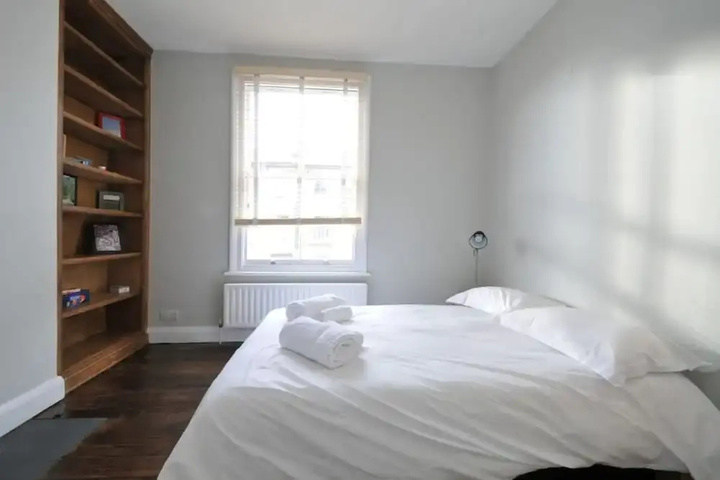 Room 4 of 16