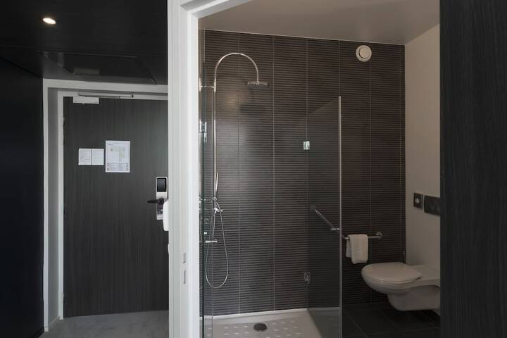 Room 13 of 38