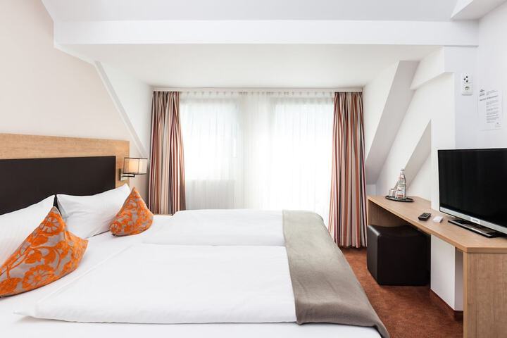 Room 3 of 40