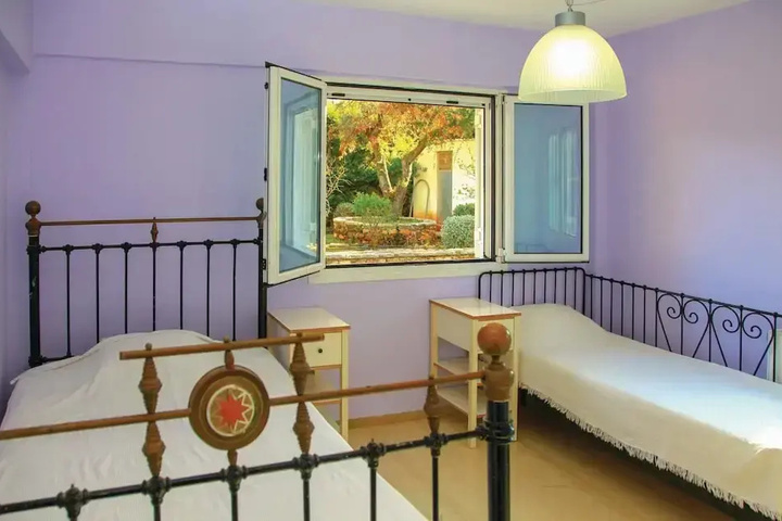 Room 4 of 18