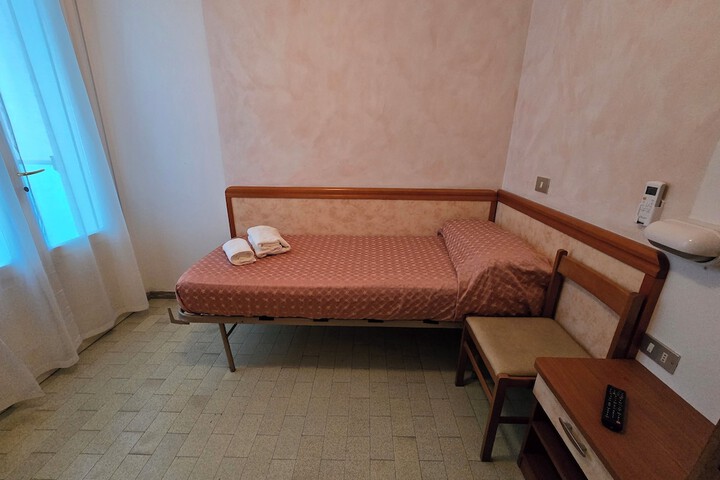 Room 3 of 28
