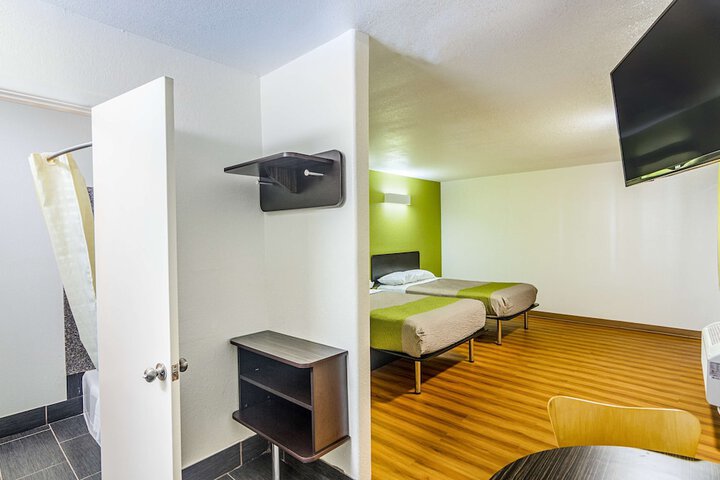 Room 11 of 32