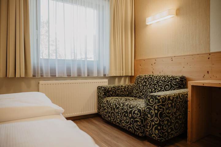Room 14 of 102