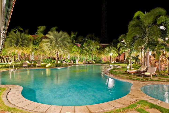 Hotel Pool