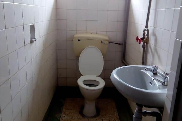 Room 13 of 18