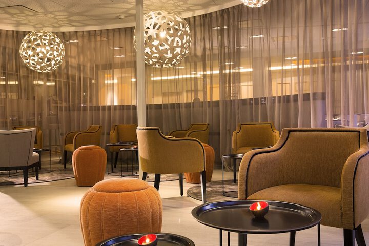 Lounge 23 of 36