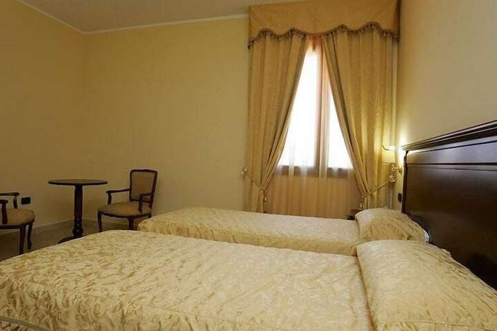 Room 6 of 17