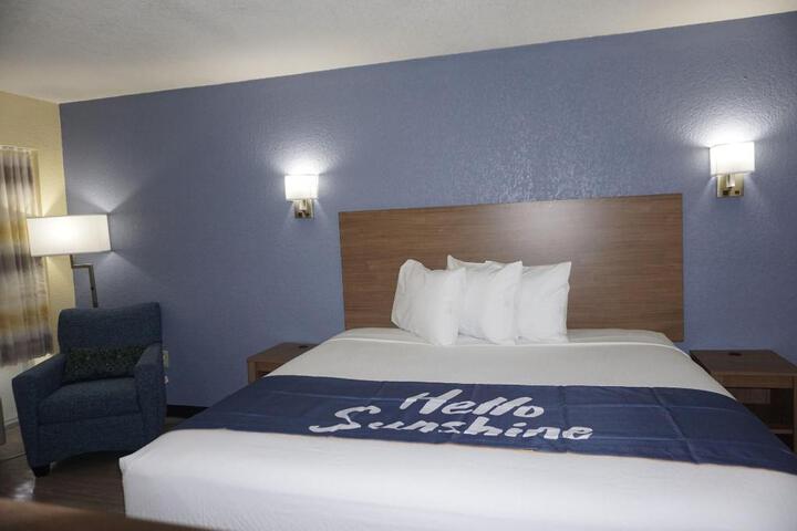 1 Queen Bed (7 of 18)