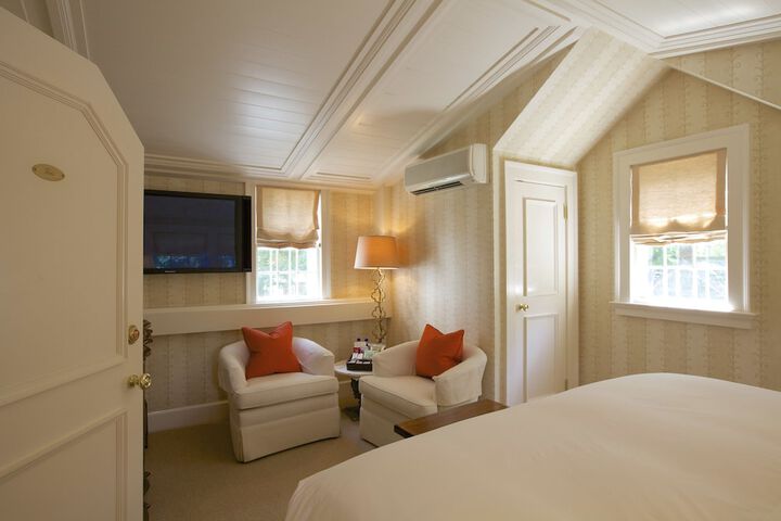 Room 10 of 42