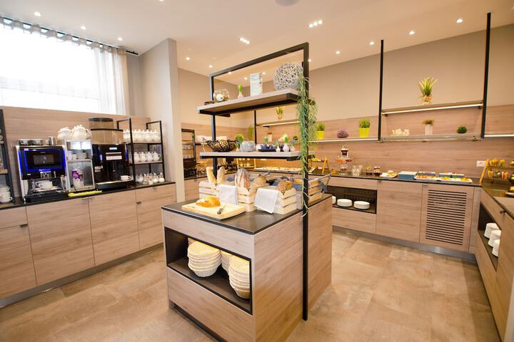 Dining 40 of 75