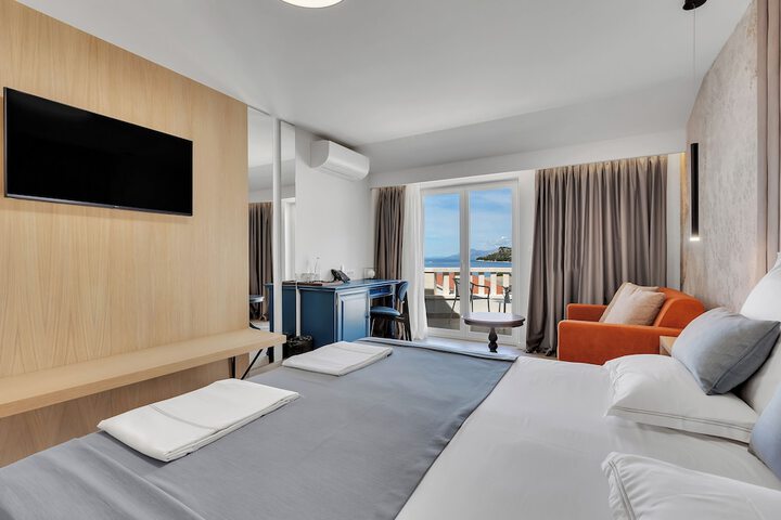 Room 13 of 38