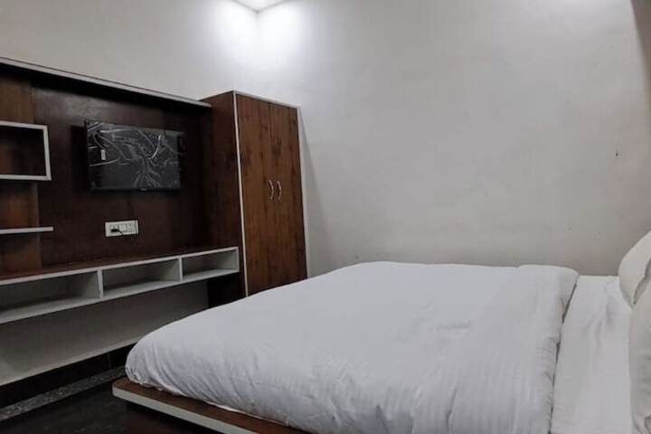 Room 8 of 16