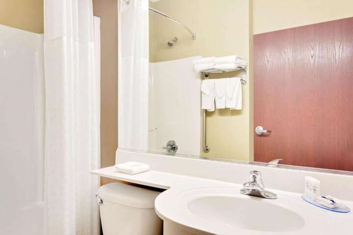 1 Queen Bed Accessible Room (7 of 19)