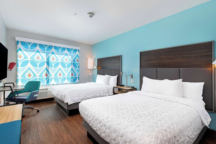 2 Queen Beds with Walk in Shower (13 of 14)